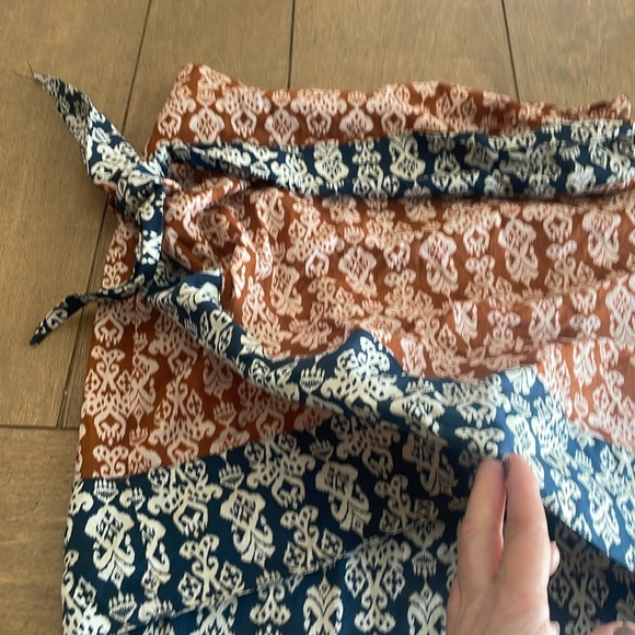 Zara gorgeous L skirt unfolds to fit with bow on side terracota and blue colors - Picture 4 of 4